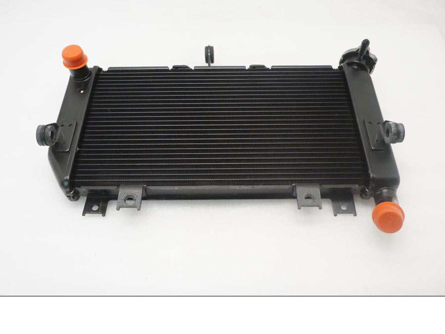 Framsidan på Vattenkyl från en Kawasaki Z 400 -2020 motorcykel.