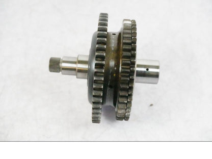 Snett nerifrån på Startkopplingsdrev från en BMW K 1200 S -2005 motorcykel.