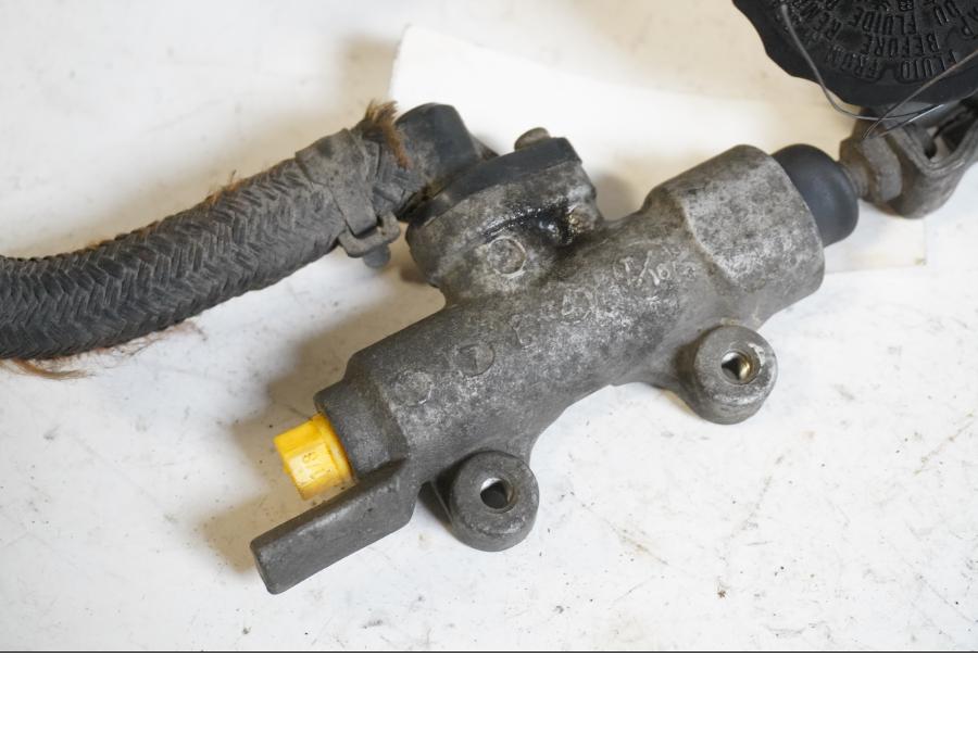 Höger sida på Bromshuvudcylinder från en Honda CBR 1100 XX -1998 motorcykel.