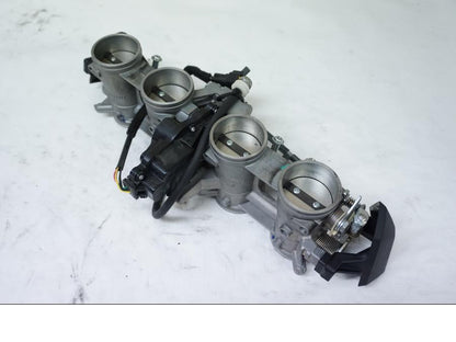 Vänster sida på Spjällhus från en Kawasaki Z 800 -2013 motorcykel.