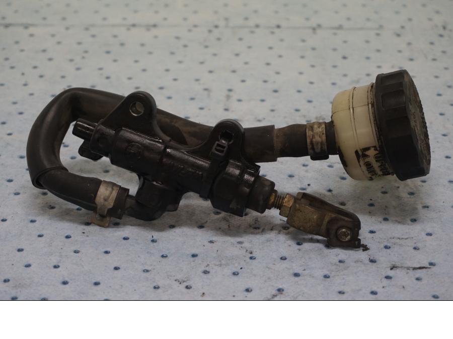 Framsidan på Bromshuvudcylinder från en Triumph Tiger -2001 motorcykel.