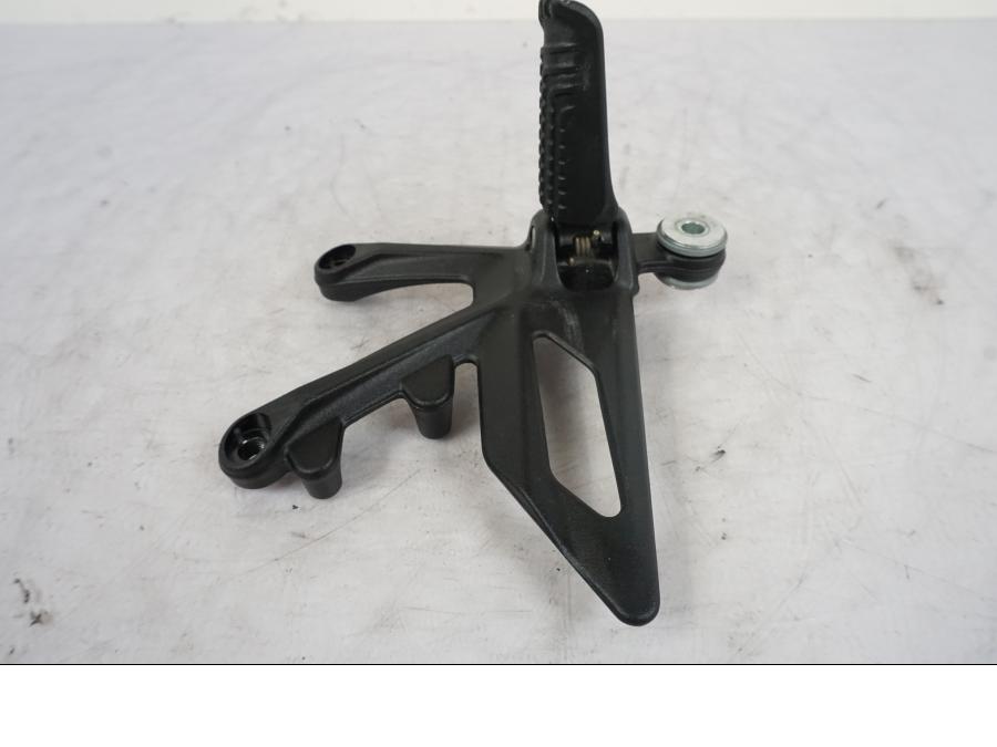 Baksidan på Fotpinne från en KTM 1290 Super Duke R -2023 motorcykel.