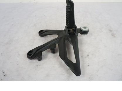 Baksidan på Fotpinne från en KTM 1290 Super Duke R -2023 motorcykel.