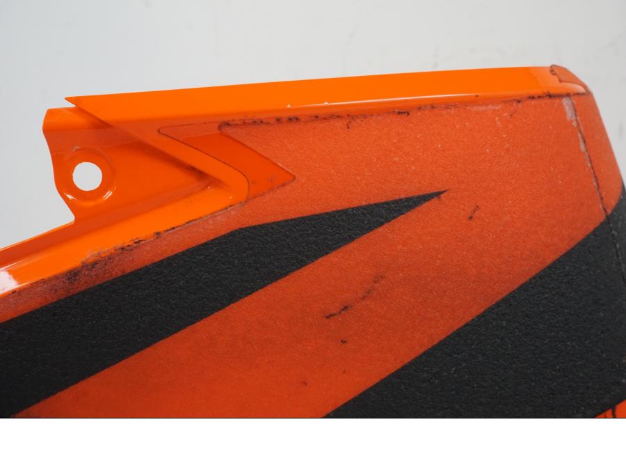 Snett uppifrån på Bensintankskåpa från en KTM 1290 Super Duke R -2022 motorcykel.