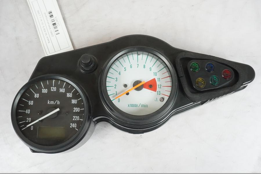 Framsidan på <p>Instrumentpanel från Suzuki SV 650 S 2001.</p>

<p>Finns ett mindre märke i ”glaset” som man känner, ett fäste är avbrutet på baksidan och själva det fäste och plastbiten saknas!</p> motorcykel.