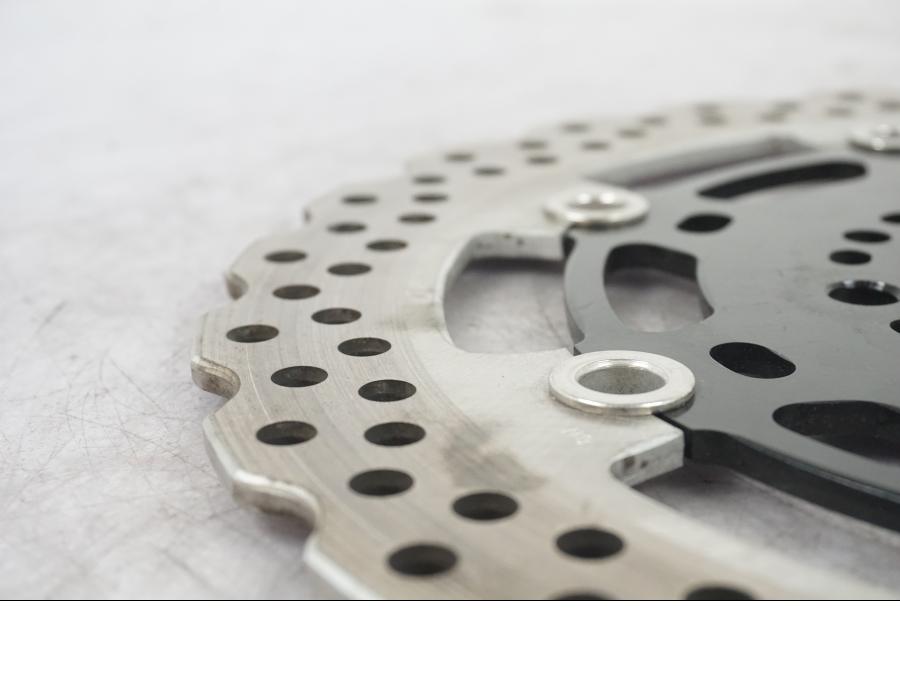 Vänster sida på Bromsskiva från en Kawasaki Versys 1000 -2016 motorcykel.