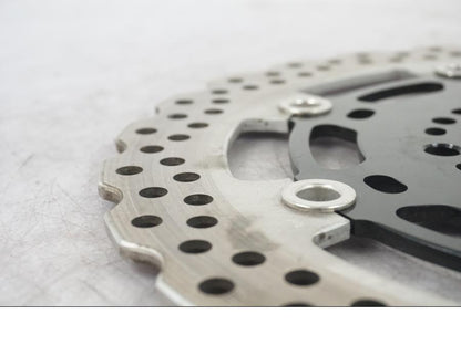 Vänster sida på Bromsskiva från en Kawasaki Versys 1000 -2016 motorcykel.