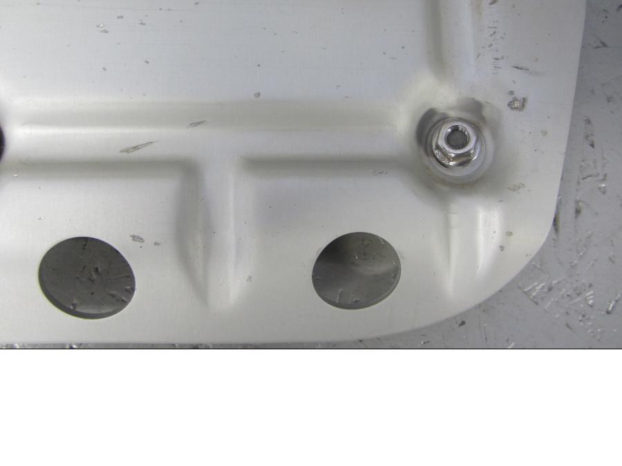 Vänster sida på <p>Hasplåt från BMW R 1200 GS 2013.</p>

<p>Med fäste, div skrapmärken under se bilder.</p>

<p>R 1200 GS 12/2002-12/1012.</p>

<p>R 1200 GS Adventure 03/2005-07/2013.</p>

<p>HP 08/2004-08/2006.</p>

<p>R nNT Scrambler 09/2015-02/2019.</p>

<p>R nineT Urban G/S 03/2016-02/2019</p> motorcykel.