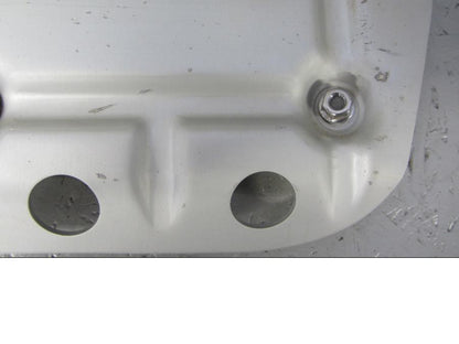 Vänster sida på <p>Hasplåt från BMW R 1200 GS 2013.</p>

<p>Med fäste, div skrapmärken under se bilder.</p>

<p>R 1200 GS 12/2002-12/1012.</p>

<p>R 1200 GS Adventure 03/2005-07/2013.</p>

<p>HP 08/2004-08/2006.</p>

<p>R nNT Scrambler 09/2015-02/2019.</p>

<p>R nineT Urban G/S 03/2016-02/2019</p> motorcykel.