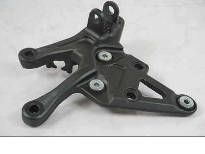 Baksidan på Fotpinnefäste från en Kawasaki Z 900 -2021 motorcykel.