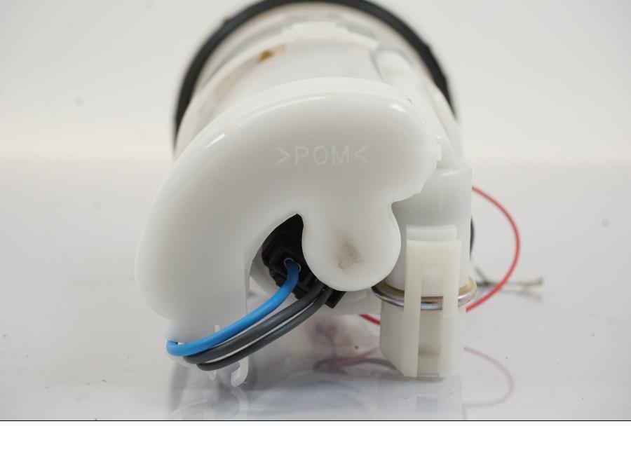 Snett uppifrån på Bensinpump insprut från en Triumph Trident -2021 motorcykel.