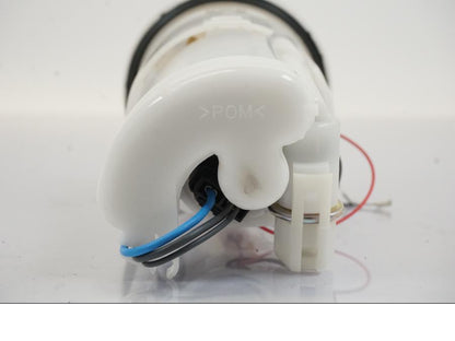 Snett uppifrån på Bensinpump insprut från en Triumph Trident -2021 motorcykel.