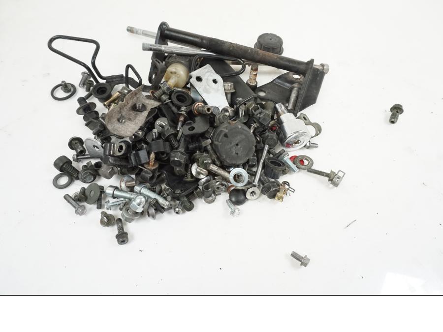 Framsidan på Skruv / Mutter etc från en Yamaha XVS 1100 -2004 motorcykel.