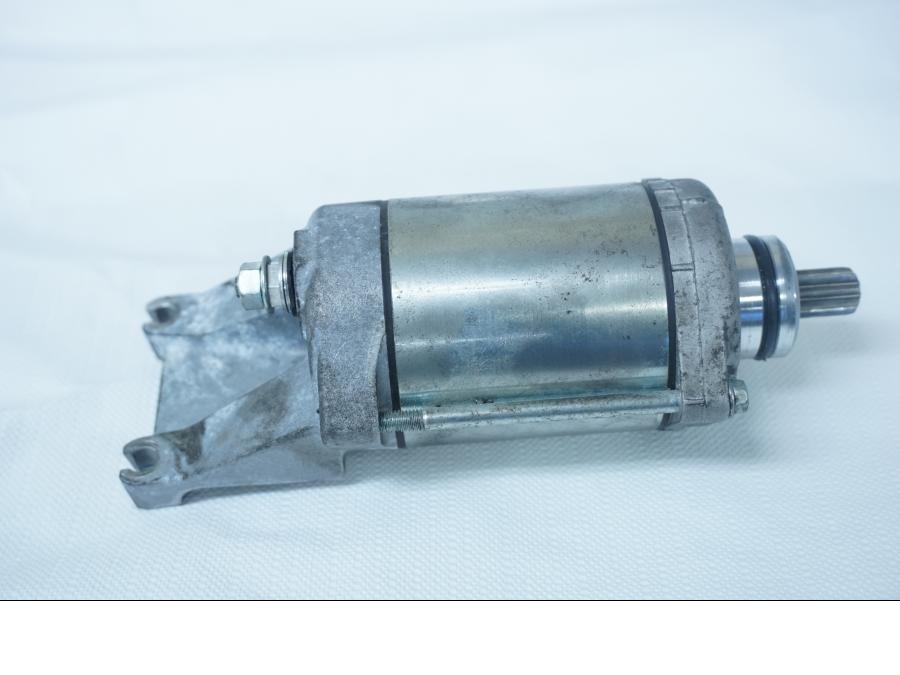 Höger sida på Startmotor från en Kawasaki Ninja 650 -2018 motorcykel.