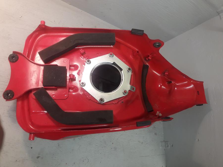 Vänster sida på Bensintank från en Honda CBR 125 R -2008 motorcykel.