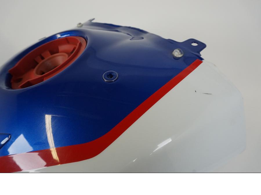 Höger sida på Bensintank från en BMW S 1000 R -2019 motorcykel.