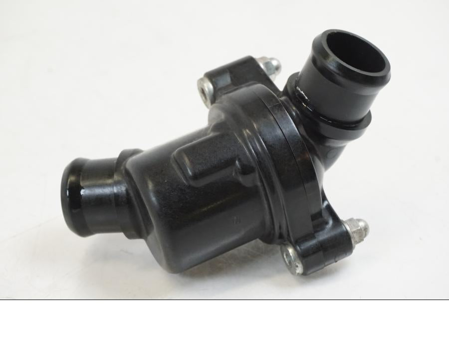 Framsidan på Vattentermostathus från en Yamaha YZF 1000 R1 -2009 motorcykel.