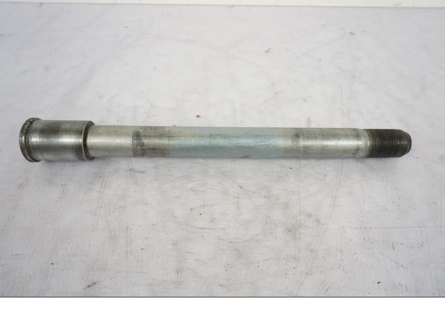 Baksidan på Axel från en Kawasaki VN 1500 -2003 motorcykel.