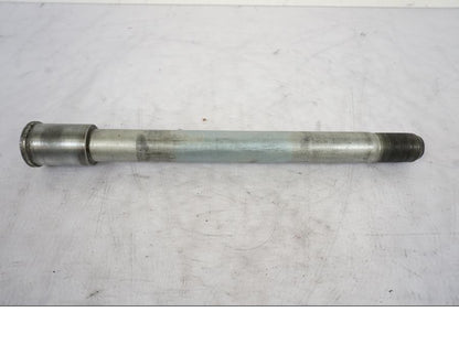 Baksidan på Axel från en Kawasaki VN 1500 -2003 motorcykel.