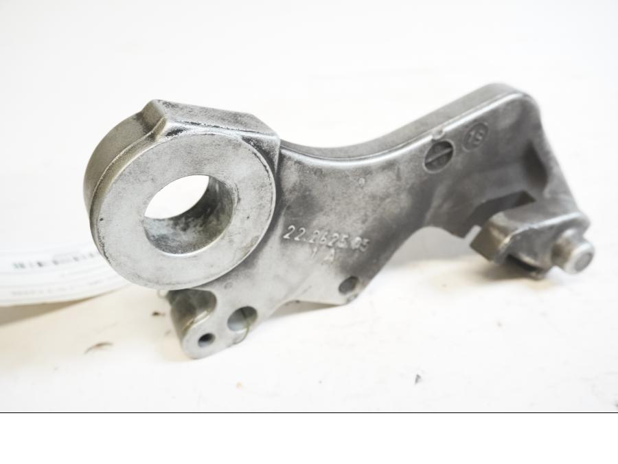 Baksidan på Bromsoksfäste från en KTM 690 Duke -2013 motorcykel.