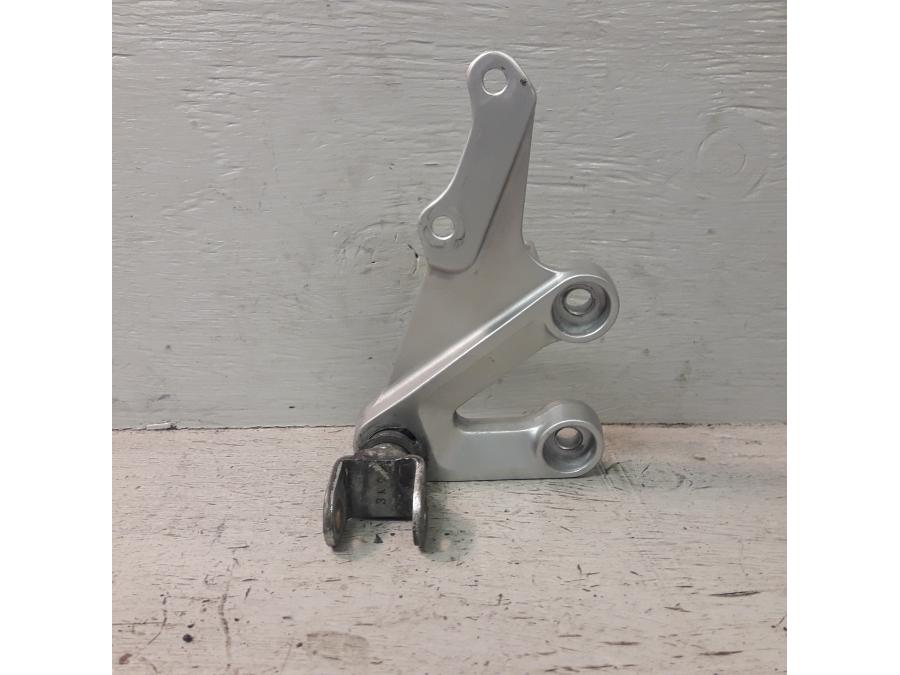 Framsidan på Fotpinnefäste från en Suzuki GSX-R 1000 -2004 motorcykel.