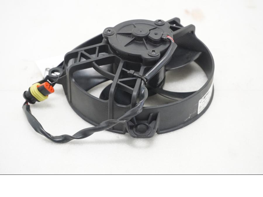 Framsidan på Vattenkylfläkt från en Ducati Multistrada 1158 V4 -2021 motorcykel.