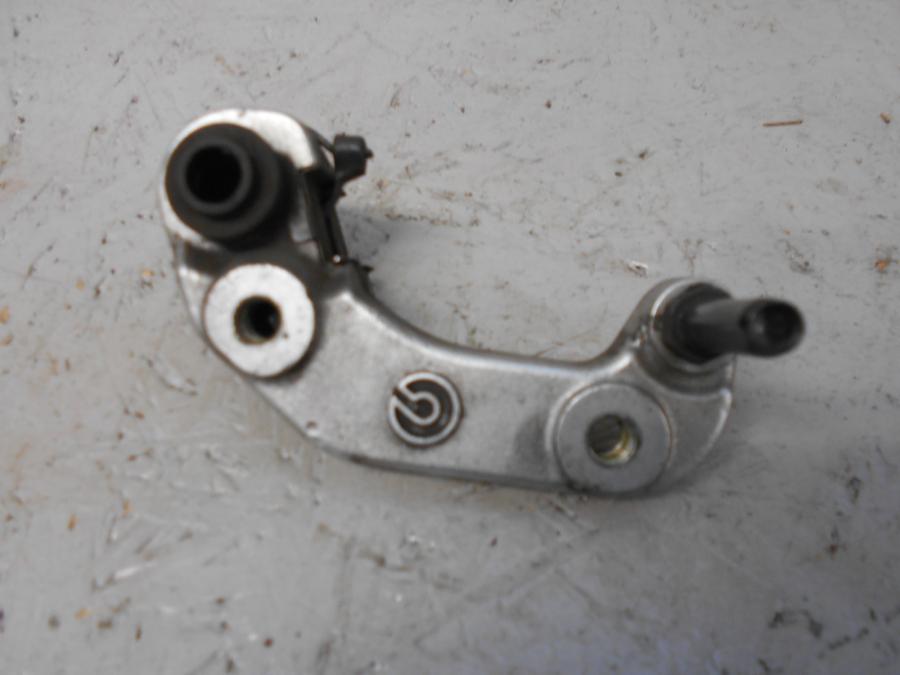 Framsidan på Bromsoksfäste från en Yamaha YZF-R 125 -2009 motorcykel.