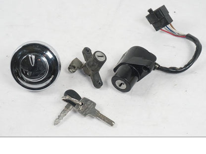 Framsidan på <p>Låssats från Kawasaki VN 900 Classic 2008.</p>

<p>Tändningslås, tanklock, sadellås och 1st nyckel.</p> motorcykel.