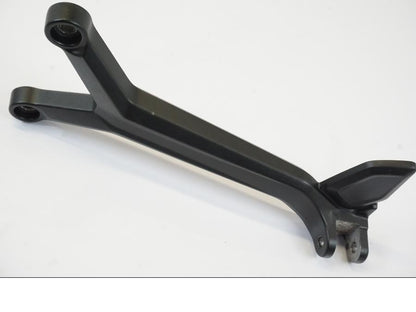 Höger sida på Fotpinnefäste från en Triumph Trident -2021 motorcykel.