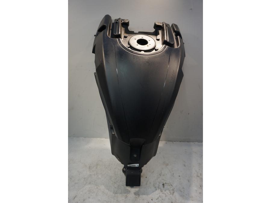 Höger sida på Bensintank från en Ducati Diavel -2015 motorcykel.