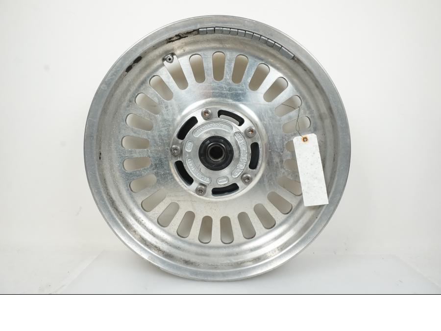 Framsidan på Fälg från en Triumph Rocket III -2011 motorcykel.