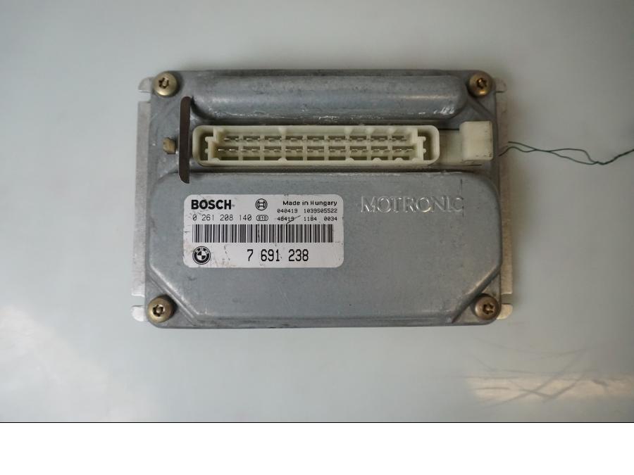 Baksidan på Motronic styrenhet från en BMW K 1200 LT -2004 motorcykel.