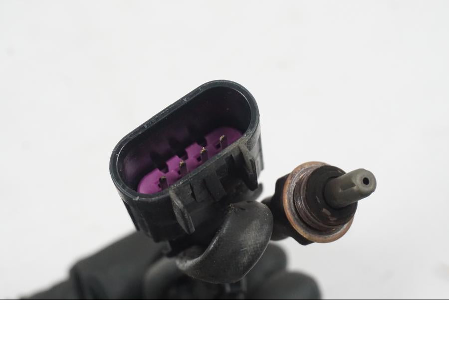 Vänster sida på Lambdasond från en MV Agusta Dragster -2014 motorcykel.