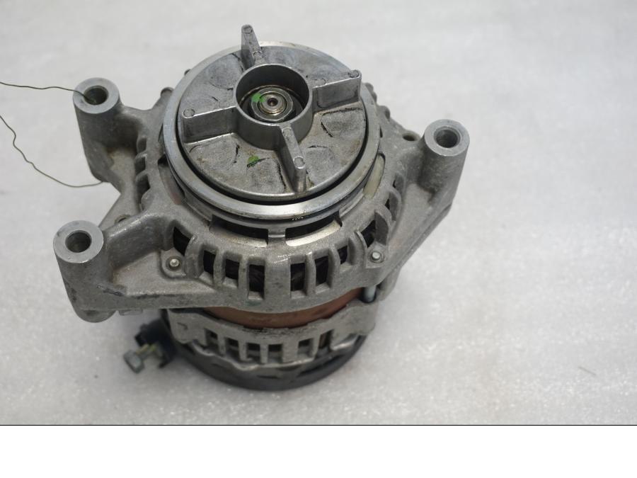 Framsidan på Generator från en BMW K 1300 R -2011 motorcykel.