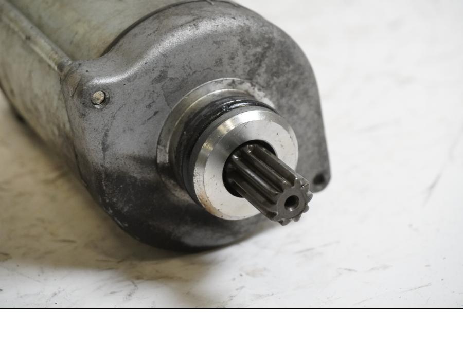 Baksidan på Startmotor från en Honda XRV 750 -1994 motorcykel.