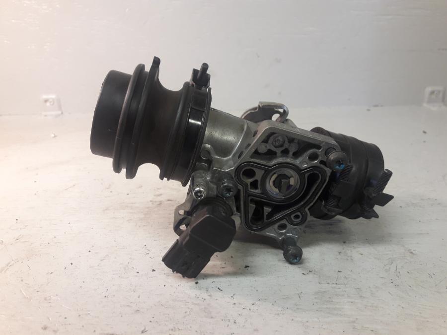 Baksidan på Spjällhus från en Honda CBR 125 R -2008 motorcykel.