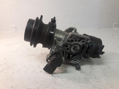 Baksidan på Spjällhus från en Honda CBR 125 R -2008 motorcykel.