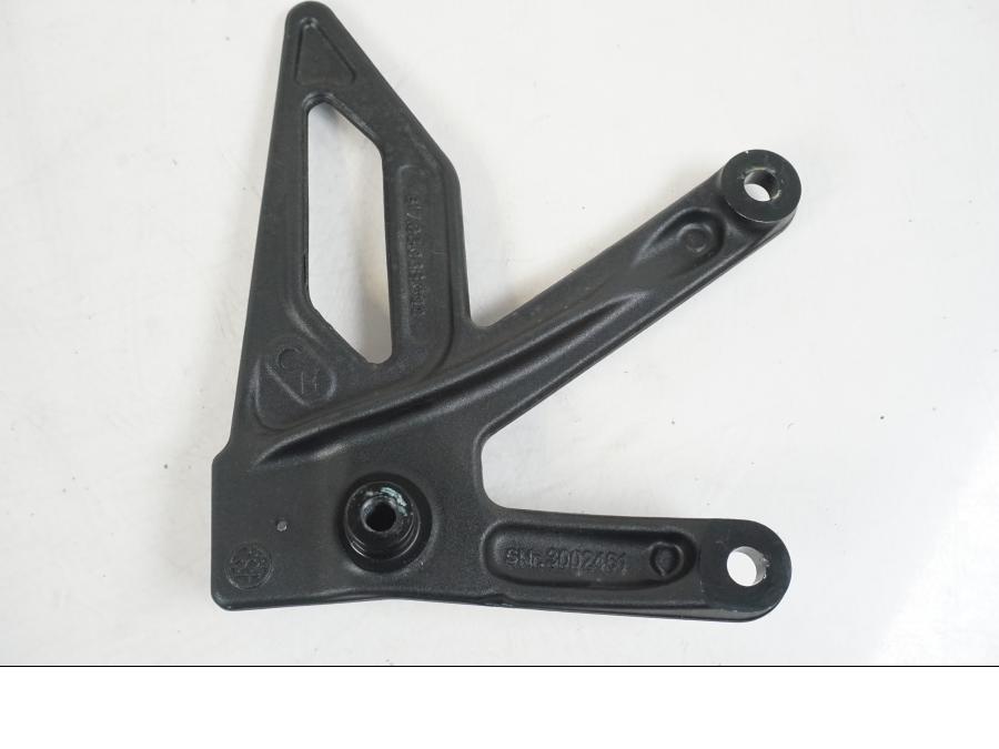 Vänster sida på Fotpinnefäste från en KTM 1290 Super Duke R EVO -2023 motorcykel.