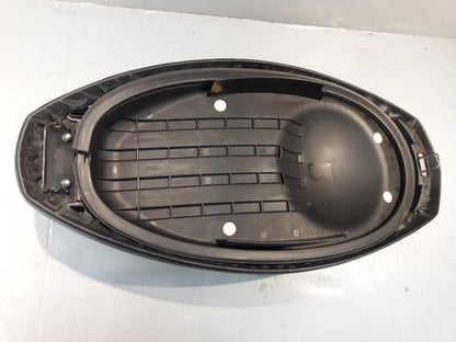 Snett uppifrån på Sadel från en Yamaha Cygnus -2007 motorcykel.