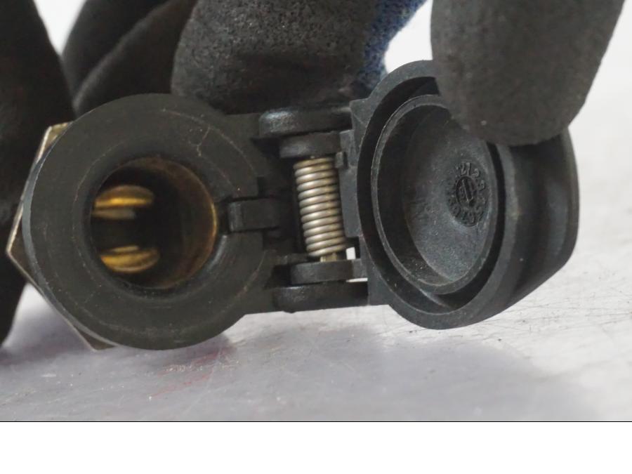 Vänster sida på El uttag 12 V från en BMW R 1250 GS -2019 motorcykel.