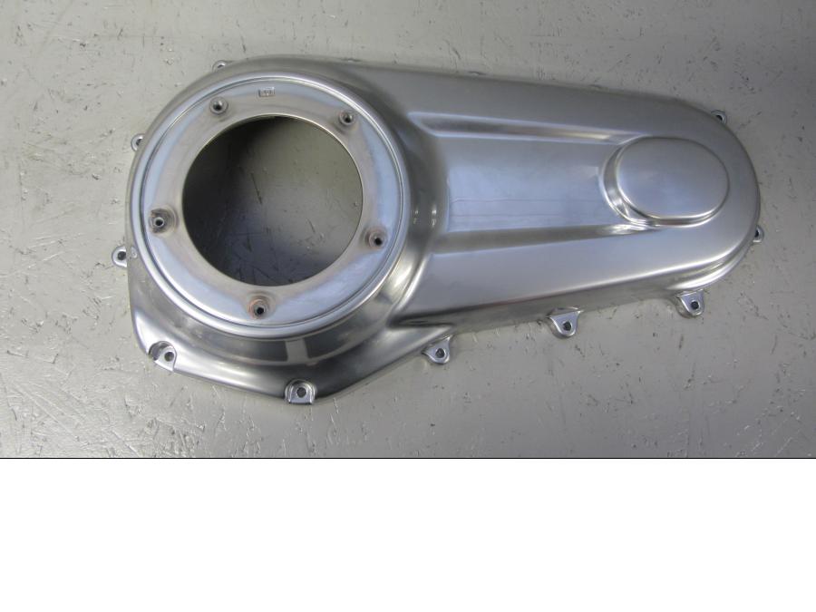 Framsidan på Transmissionskåpa från en H-D Dyna Fat Bob FXDF -2018 motorcykel.