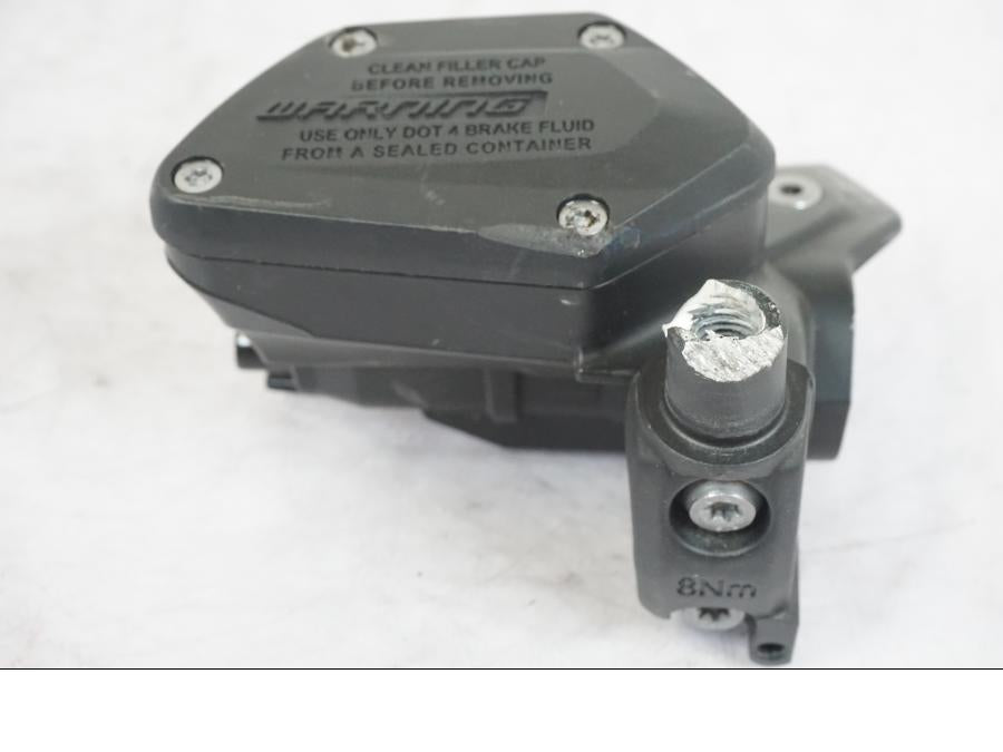 Framsidan på Bromshuvudcylinder från en BMW R 1250 GS -2019 motorcykel.