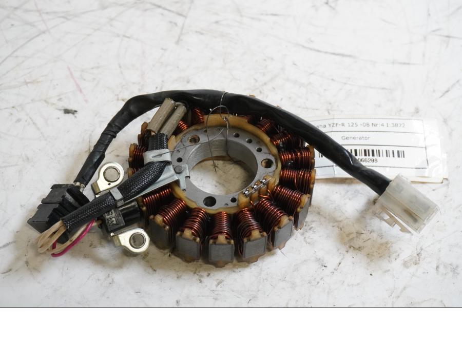 Framsidan på Generator från en Yamaha YZF-R 125 -2008 motorcykel.