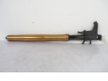 Snett nerifrån på Gaffelben från en Suzuki GSX-R 1000 -2008 motorcykel.