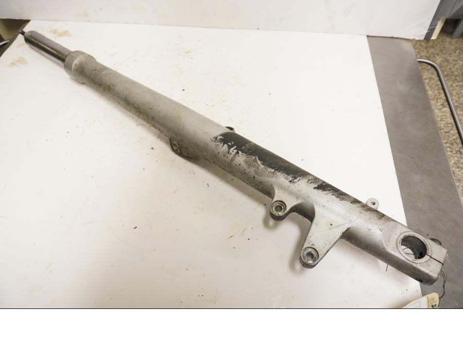 Framsidan på Gaffelben från en BMW R 1150 RT -2002 motorcykel.