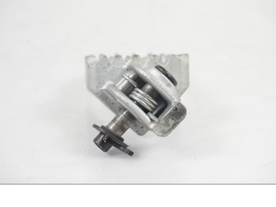 Snett uppifrån på Fotpinne från en KTM 390 Adventure -2021 motorcykel.