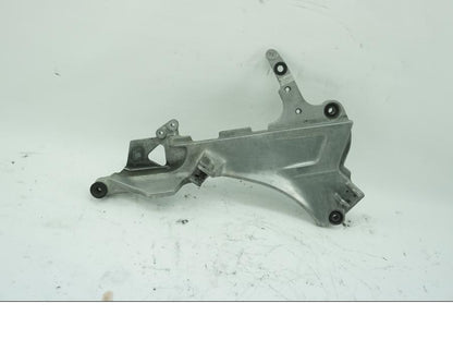 Framsidan på Fotpinnefäste från en Honda ST 1100 -1999 motorcykel.