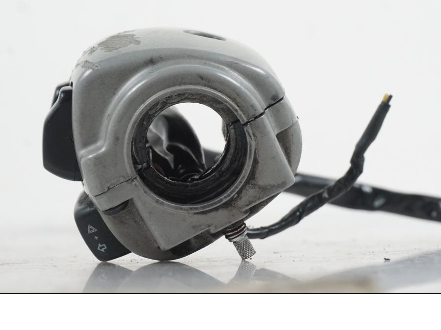 Extrabild2 på Styrelreglage från en H-D Softail FXCW Rocker -2008 motorcykel.