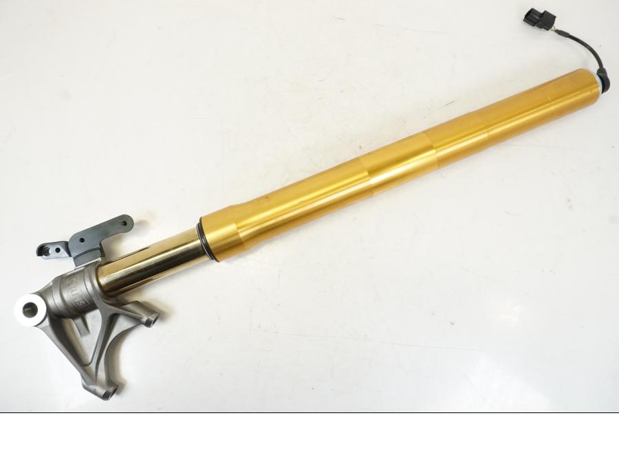 Framsidan på Gaffelben Öhlins från en Triumph Speed Triple -2021 motorcykel.