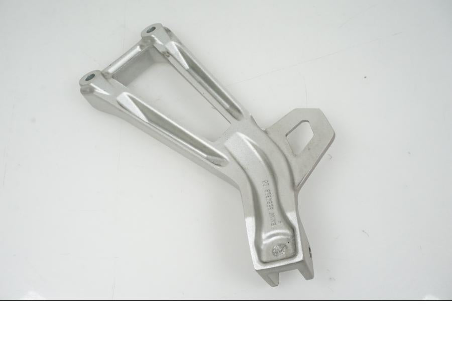 Baksidan på Fotpinnefäste från en BMW F 850 GS -2019 motorcykel.